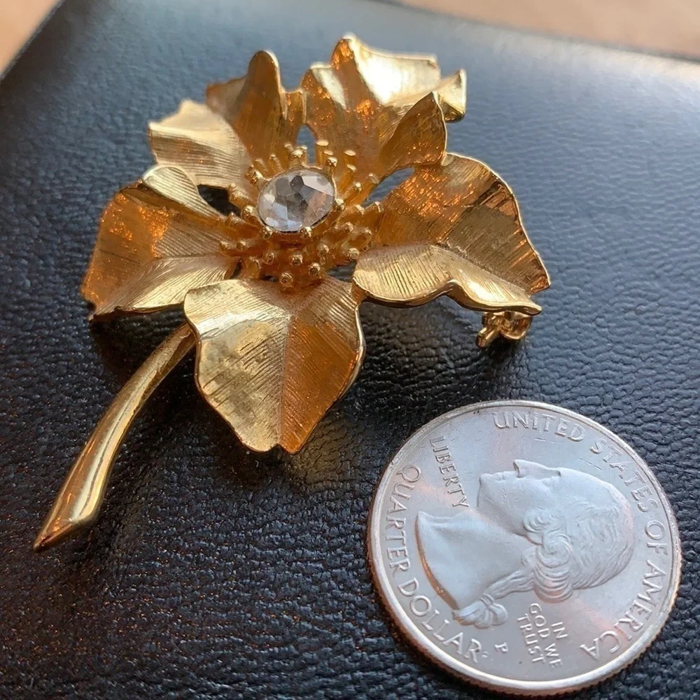 New View || Gold Toned Floral Pin Brooch